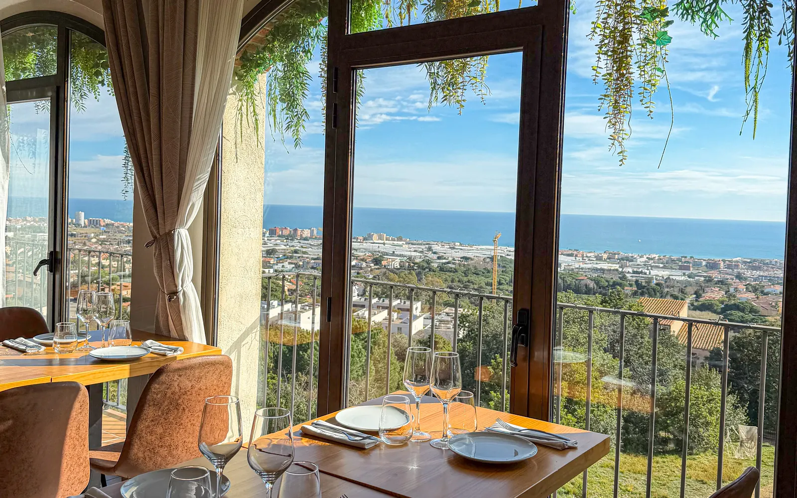 Comedor de La Nova Cisa con ventanales abiertos al mar Mediterráneo